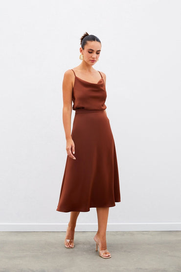 Сатенена миди пола в кафяв цвят