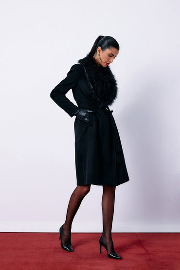 Дълго черно палто с колан и пухена яка