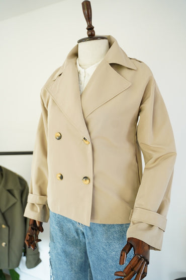 Къс тренч в бежов цвят