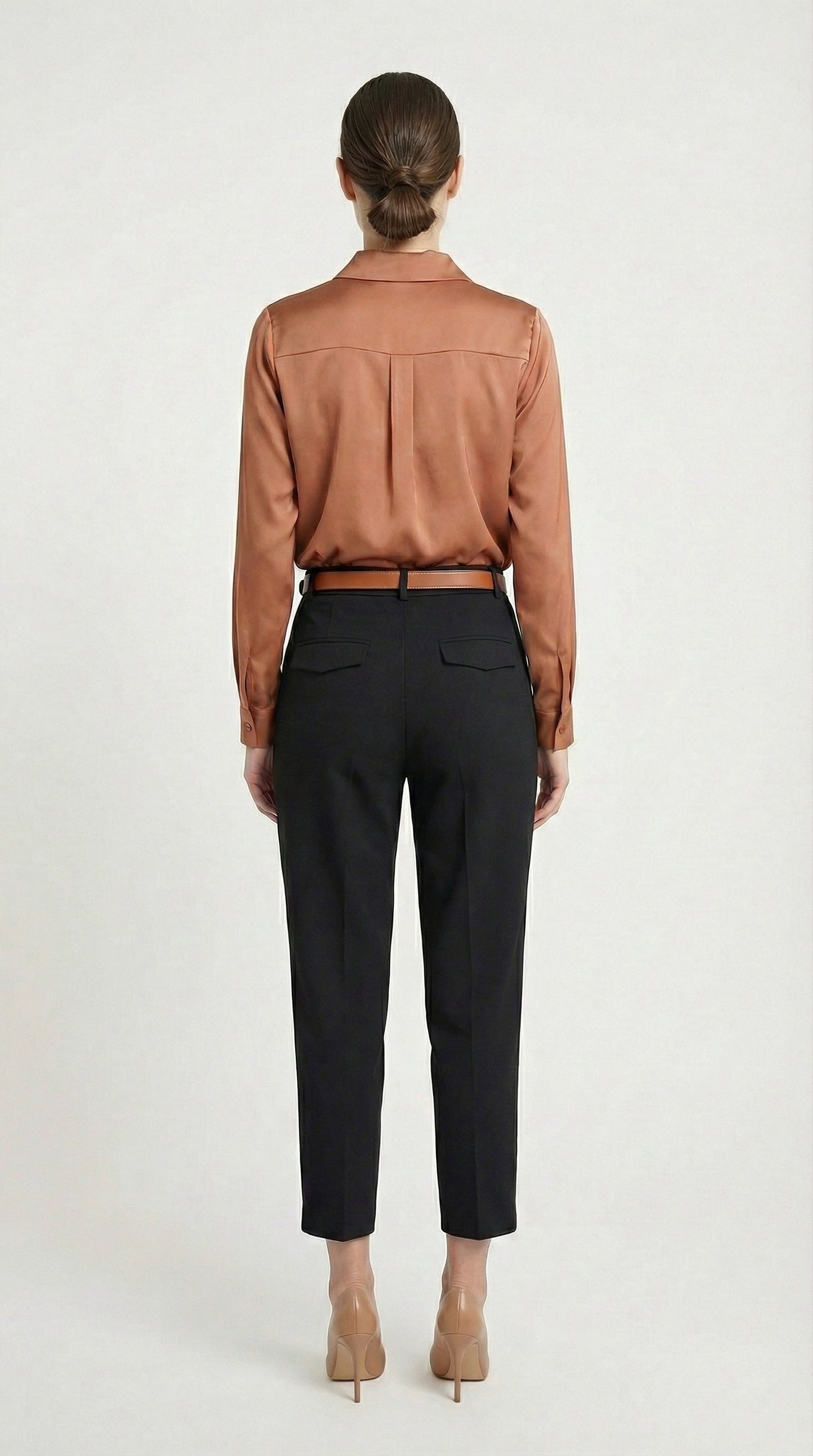 Модерен черен панталон с висока талия и кройка морков