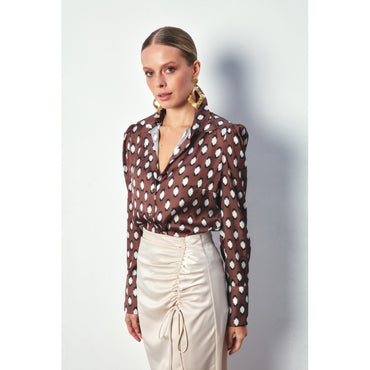 Кафява сатенена риза с раменни подплънки и графичен десен