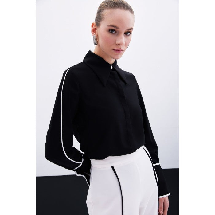 Класическа черна риза с контрастни детайли