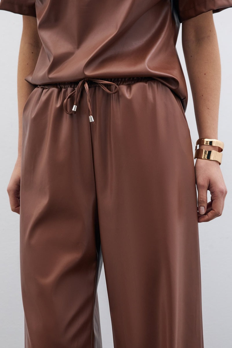 Кафяв кожен панталон с връзки в талията