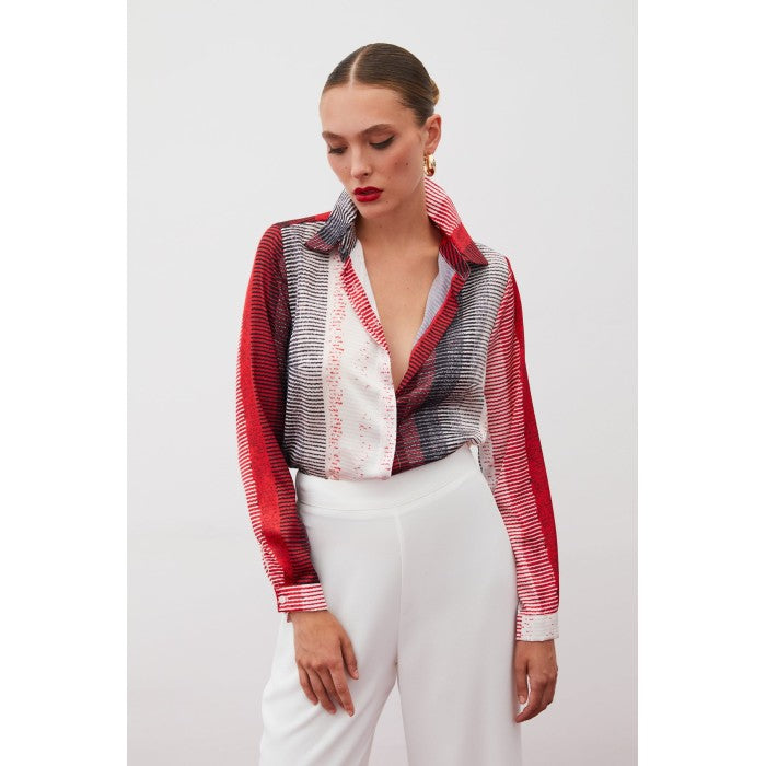 Сатенена риза с абстрактен райе-десен в червено и черно