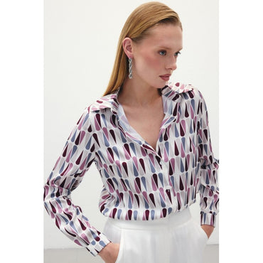 Сатенена риза с геометричен десен в бордо и лилаво