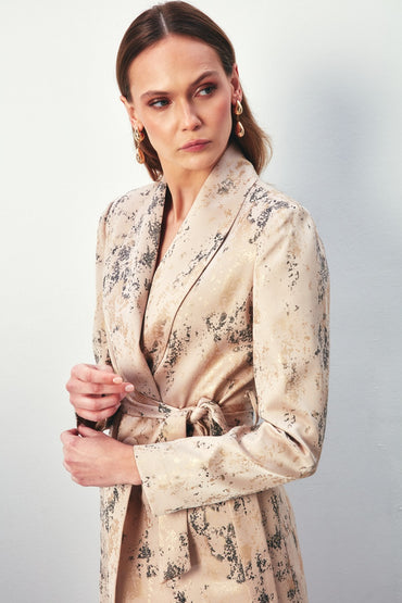 Сако с колан и ефектен принт в бежово-златисти тонове