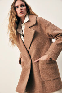 Палто от букле в цвят капучино