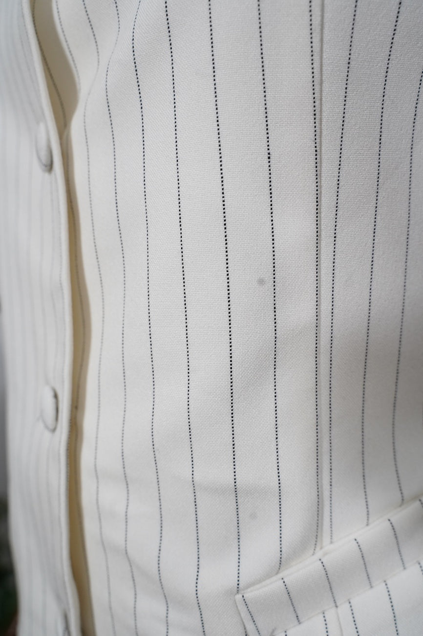 Елегантен комплект от елече, сако и панталон в бял цвят с фино райе