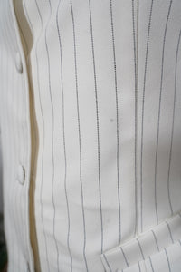 Елегантен комплект от елече, сако и панталон в бял цвят с фино райе