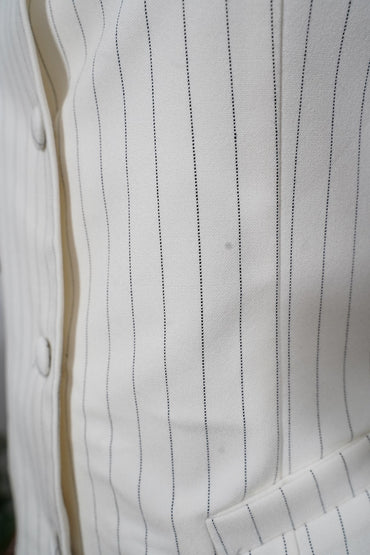 Елегантен комплект от елече, сако и панталон в бял цвят с фино райе