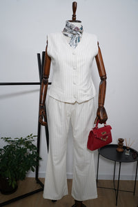 Елегантен комплект от елече, сако и панталон в бял цвят с фино райе