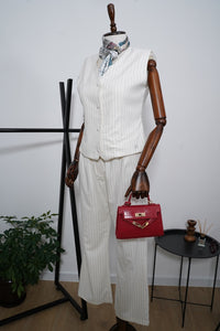 Елегантен комплект от елече, сако и панталон в бял цвят с фино райе