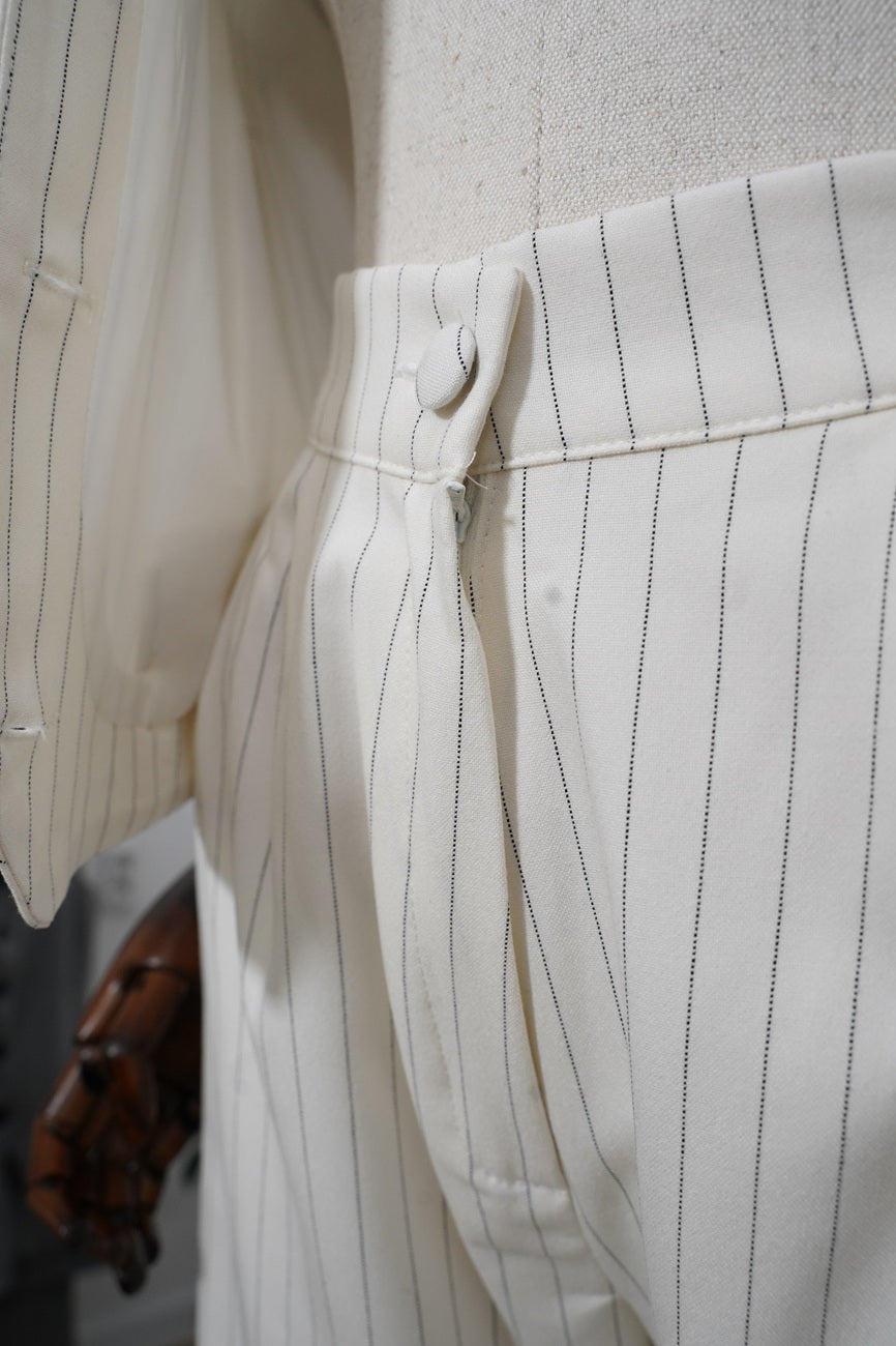 Елегантен комплект от елече, сако и панталон в бял цвят с фино райе