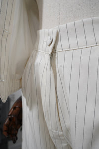 Елегантен комплект от елече, сако и панталон в бял цвят с фино райе