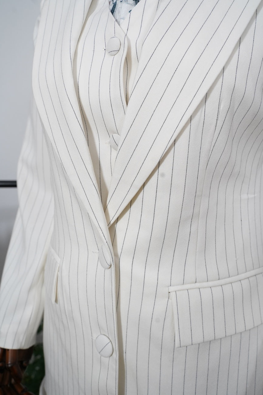 Елегантен комплект от елече, сако и панталон в бял цвят с фино райе