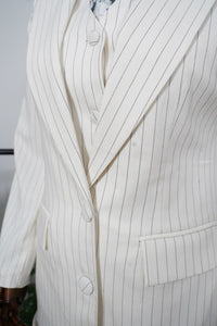Елегантен комплект от елече, сако и панталон в бял цвят с фино райе