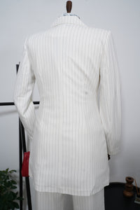 Елегантен комплект от елече, сако и панталон в бял цвят с фино райе