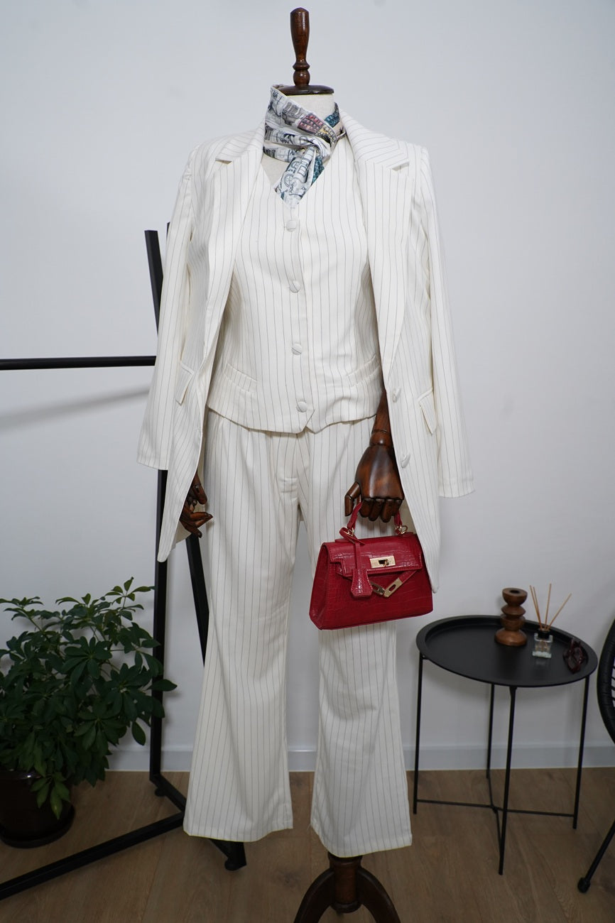 Елегантен комплект от елече, сако и панталон в бял цвят с фино райе