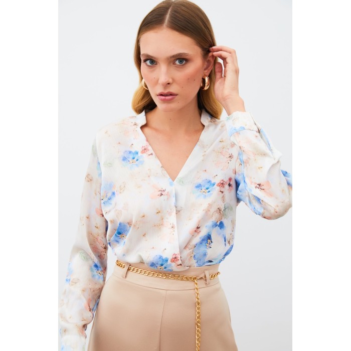 Бяла блуза с цветен десен и сини акценти