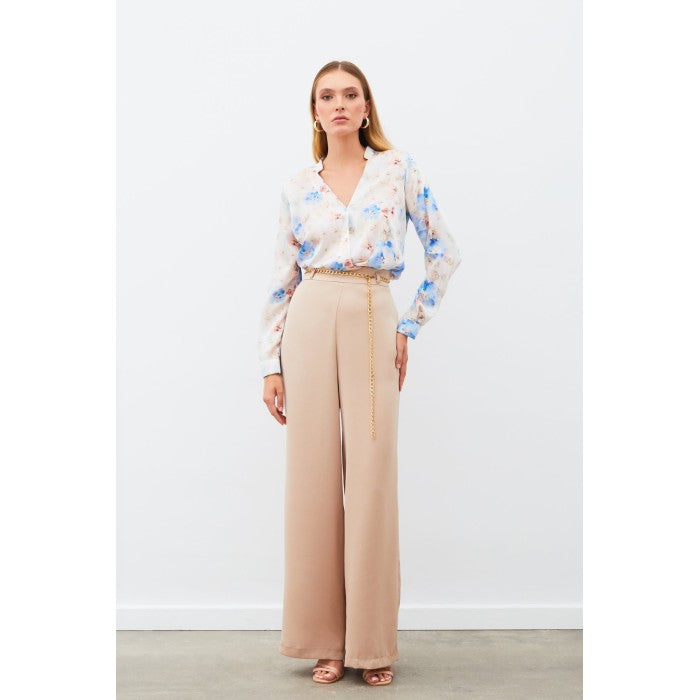 Бяла блуза с цветен десен и сини акценти