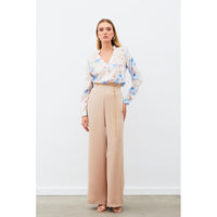 Бяла блуза с цветен десен и сини акценти