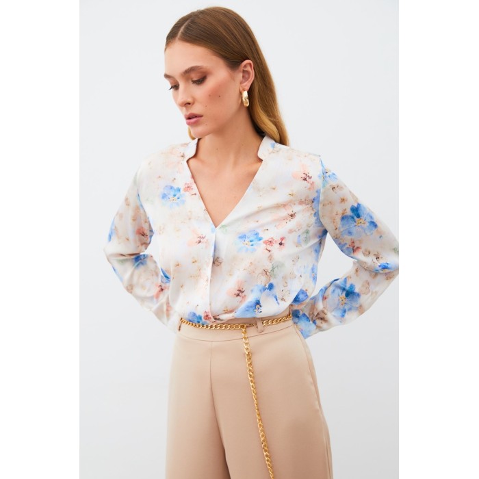 Бяла блуза с цветен десен и сини акценти