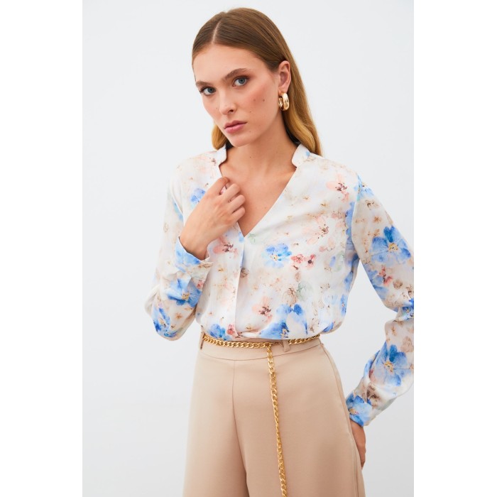 Бяла блуза с цветен десен и сини акценти