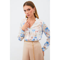 Бяла блуза с цветен десен и сини акценти