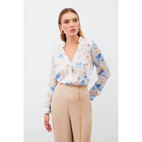 Бяла блуза с цветен десен и сини акценти