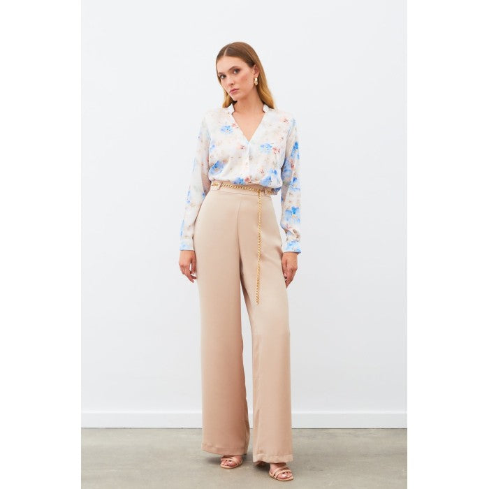 Бяла блуза с цветен десен и сини акценти