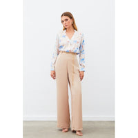 Бяла блуза с цветен десен и сини акценти