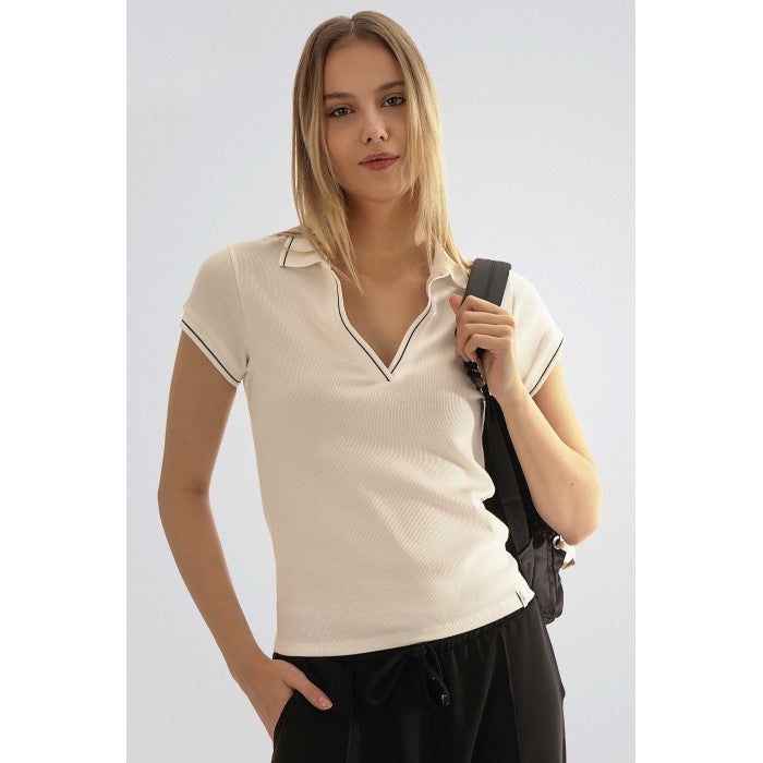 Бяла рипсена тениска с яка и контрастни ленти (кант)