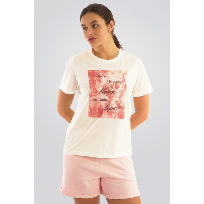 Бяла тениска с артистичен принт в цвят сьомга