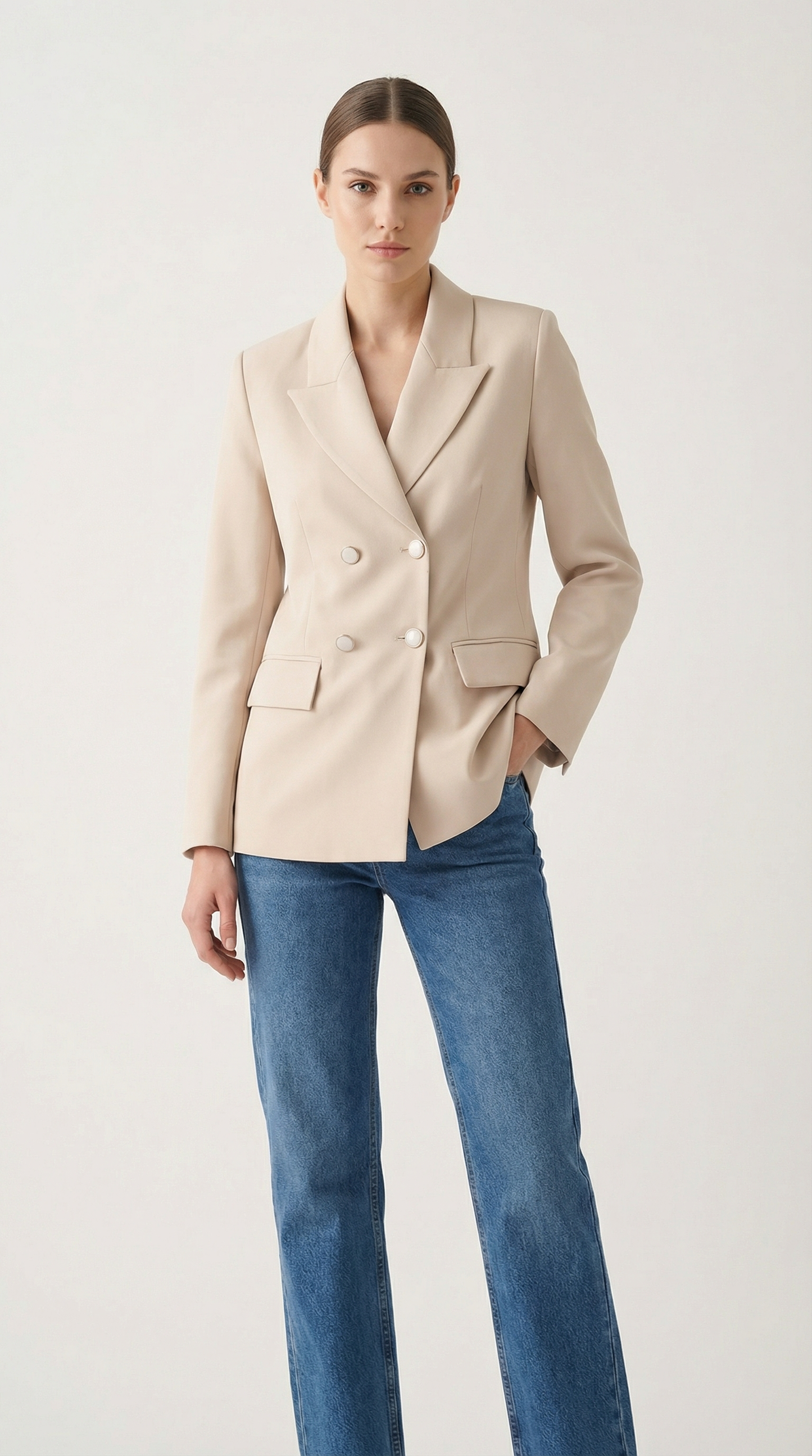 Елегантно бежово сако с копчета