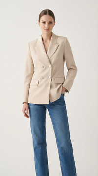 Елегантно бежово сако с копчета