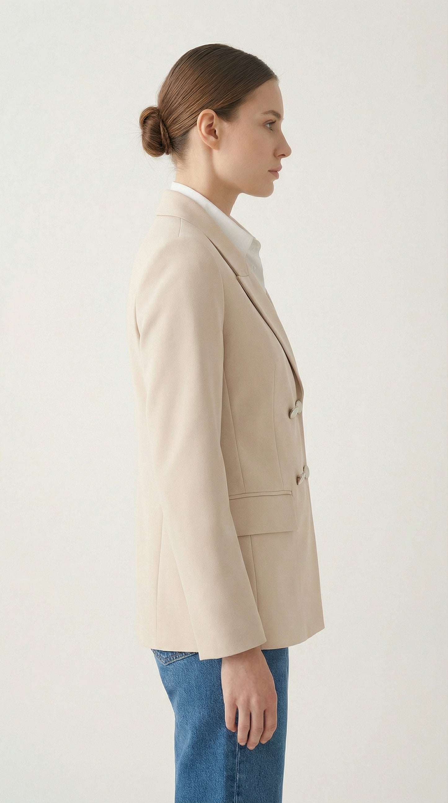 Елегантно бежово сако с копчета