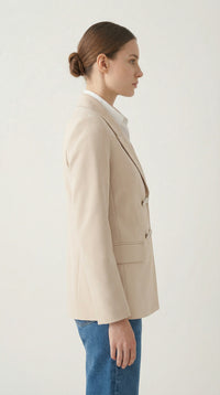 Елегантно бежово сако с копчета