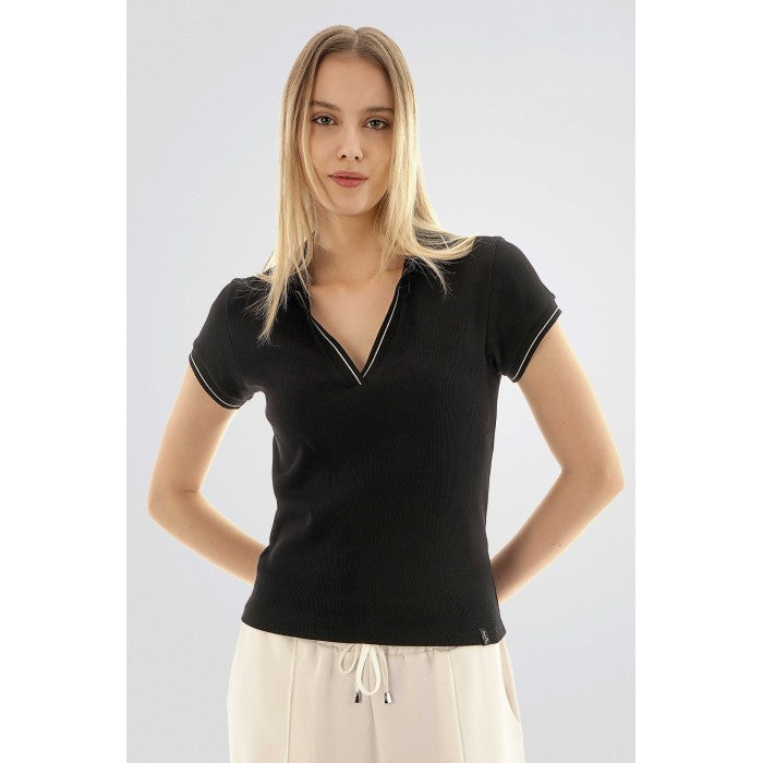 Черна рипсена тениска с яка и контрастни ленти