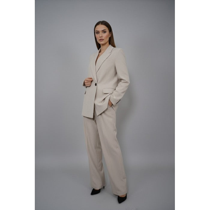 Елегантен комплект от елече, сако и панталон в светъл бежов цвят