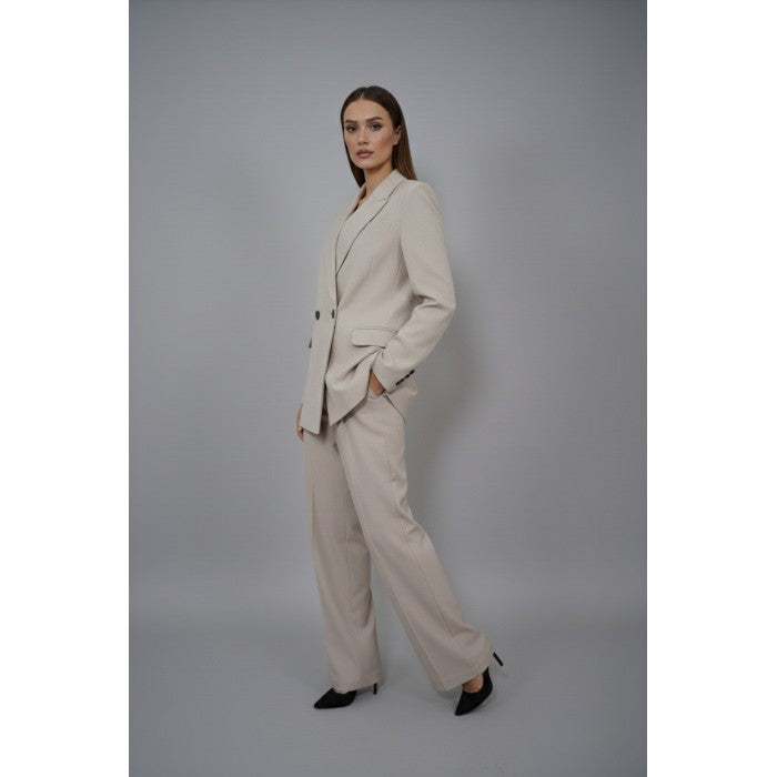 Елегантен комплект от елече, сако и панталон в светъл бежов цвят