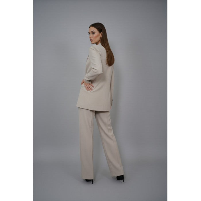 Елегантен комплект от елече, сако и панталон в светъл бежов цвят