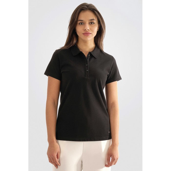 Изчистена черна тениска с яка