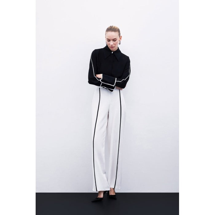 Класическа черна риза с контрастни детайли