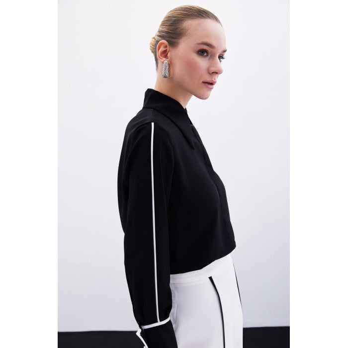 Класическа черна риза с контрастни детайли