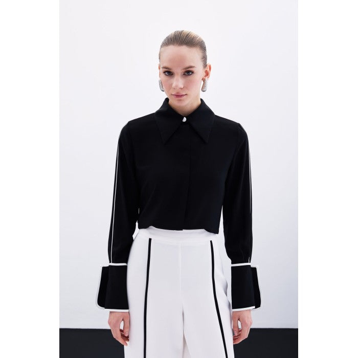 Класическа черна риза с контрастни детайли
