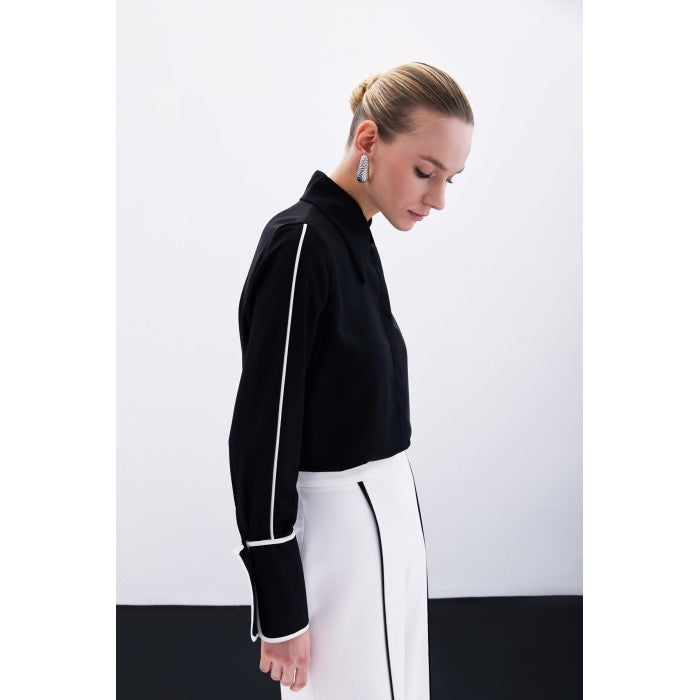 Класическа черна риза с контрастни детайли