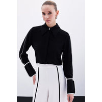 Класическа черна риза с контрастни детайли