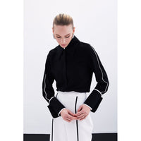 Класическа черна риза с контрастни детайли