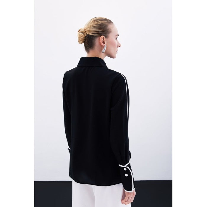 Класическа черна риза с контрастни детайли