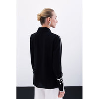 Класическа черна риза с контрастни детайли